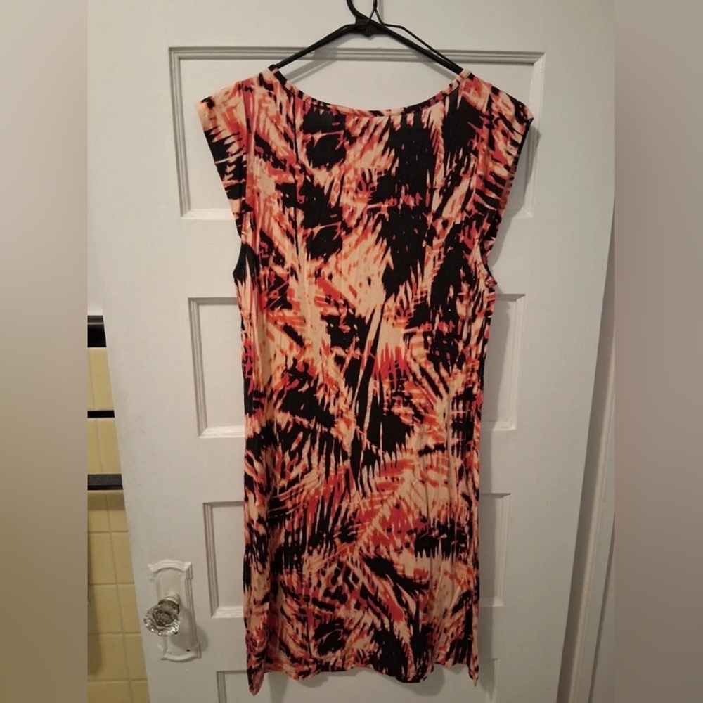 Sleeveless Abstract Print Dress in Coral and Black - Picture 2 of 3